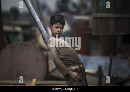 Dhaka, Bangladesch. 7. Mai, 2018. DHAKA, BANGLADESCH - Mai 07: Kinder arbeiten in Schiffsschraube, die Fabrik in Dhaka, Banhladesh am 07. Mai 2018. In einem neuen Bericht des Overseas Development Institute, gefunden, daß Kinder leben in Slums jede Woche durchschnittlich 64 Arbeitsstunden''""" Viele in Supply Chains zu den beliebtesten Marken der Welt verbunden. Credit: Zakir Hossain Chowdhury/ZUMA Draht/Alamy leben Nachrichten Stockfoto