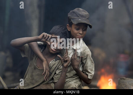 Dhaka, Bangladesch. 7. Mai, 2018. DHAKA, BANGLADESCH - Mai 07: Kinder arbeiten in Schiffsschraube, die Fabrik in Dhaka, Banhladesh am 07. Mai 2018. In einem neuen Bericht des Overseas Development Institute, gefunden, daß Kinder leben in Slums jede Woche durchschnittlich 64 Arbeitsstunden''""" Viele in Supply Chains zu den beliebtesten Marken der Welt verbunden. Credit: Zakir Hossain Chowdhury/ZUMA Draht/Alamy leben Nachrichten Stockfoto