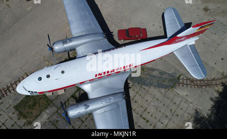 07. Mai 2018, Deutschland, Grimmen: ein Flugzeug vom Typ Iljuschin Il-14 ist im Technikpark seit Mai geparkt. Die beiden klassischen Flugzeugen ist eine von rund 80 Iljuschin dieses Typs, die im Jahre 1950 in der Dresdner Flugzeuge gebaut wurden er und 1960er Jahre. Der Technikpark wurde im Jahr 2010 eingeweiht. Eine klassische Traktor Treffen ist geplant, am 10. Mai 2018 Im Technikpark (Antenne mit einer Drohne getroffen Schoß zu nehmen). Foto: Stefan Sauer/dpa-Zentralbild/dpa Stockfoto