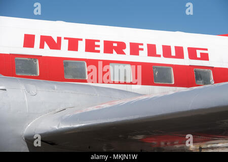 07. Mai 2018, Deutschland, Grimmen: ein Flugzeug vom Typ Iljuschin Il-14 ist im Technikpark seit Mai geparkt. Die beiden klassischen Flugzeugen ist eine von rund 80 Iljuschin dieses Typs, die im Jahre 1950 in der Dresdner Flugzeuge gebaut wurden er und 1960er Jahre. Der Technikpark wurde im Jahr 2010 eingeweiht. Eine klassische Traktor Treffen ist geplant, am 10. Mai 2018 Im Technikpark (Antenne mit einer Drohne getroffen Schoß zu nehmen). Foto: Stefan Sauer/dpa-Zentralbild/dpa Stockfoto