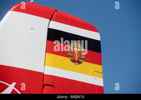 07. Mai 2018, Deutschland, Grimmen: ein Flugzeug vom Typ Iljuschin Il-14 ist im Technikpark seit Mai geparkt. Die beiden klassischen Flugzeugen ist eine von rund 80 Iljuschin dieses Typs, die im Jahre 1950 in der Dresdner Flugzeuge gebaut wurden er und 1960er Jahre. Der Technikpark wurde im Jahr 2010 eingeweiht. Eine klassische Traktor Treffen ist geplant, am 10. Mai 2018 Im Technikpark (Antenne mit einer Drohne getroffen Schoß zu nehmen). Foto: Stefan Sauer/dpa-Zentralbild/dpa Stockfoto