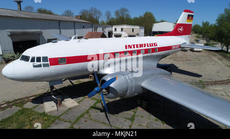 07. Mai 2018, Deutschland, Grimmen: ein Flugzeug vom Typ Iljuschin Il-14 ist im Technikpark seit Mai geparkt. Die beiden klassischen Flugzeugen ist eine von rund 80 Iljuschin dieses Typs, die im Jahre 1950 in der Dresdner Flugzeuge gebaut wurden er und 1960er Jahre. Der Technikpark wurde im Jahr 2010 eingeweiht. Eine klassische Traktor Treffen ist geplant, am 10. Mai 2018 Im Technikpark (Antenne mit einer Drohne getroffen Schoß zu nehmen). Foto: Stefan Sauer/dpa-Zentralbild/dpa Stockfoto