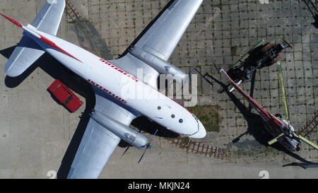 07. Mai 2018, Deutschland, Grimmen: ein Flugzeug vom Typ Iljuschin Il-14 ist im Technikpark seit Mai geparkt. Die beiden klassischen Flugzeugen ist eine von rund 80 Iljuschin dieses Typs, die im Jahre 1950 in der Dresdner Flugzeuge gebaut wurden er und 1960er Jahre. Der Technikpark wurde im Jahr 2010 eingeweiht. Eine klassische Traktor Treffen ist geplant, am 10. Mai 2018 Im Technikpark (Antenne mit einer Drohne getroffen Schoß zu nehmen). Foto: Stefan Sauer/dpa-Zentralbild/dpa Stockfoto