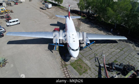 07. Mai 2018, Deutschland, Grimmen: ein Flugzeug vom Typ Iljuschin Il-14 ist im Technikpark seit Mai geparkt. Die beiden klassischen Flugzeugen ist eine von rund 80 Iljuschin dieses Typs, die im Jahre 1950 in der Dresdner Flugzeuge gebaut wurden er und 1960er Jahre. Der Technikpark wurde im Jahr 2010 eingeweiht. Eine klassische Traktor Treffen ist geplant, am 10. Mai 2018 Im Technikpark (Antenne mit einer Drohne getroffen Schoß zu nehmen). Foto: Stefan Sauer/dpa-Zentralbild/dpa Stockfoto