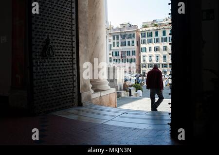 29/04/2018: Genua (Italien) Ansicht des Palazzo Ducale, das jetzt als Museum und ein Zentrum für kulturelle Veranstaltungen und Ausstellungen. / Vista del Palacio Ducal, reconocido Museo que Alberga importantes colecciones, tanto Como permanentes itinerantes. Sonnenschirme hängen an der Oberseite der Straßen die Genua" als touristische Attraktion. /Paraguas colgados en las Calles del centro de la Ciudad de GÃ©nova Como reclamo turÃ-stico. Die Städte in Murcia und Genua sind verzwillingt und somit touristischen und kommerziellen Projekte fördern. Am vergangenen 30. April der Bürgermeister von Murcia, José Ballesta und der Bürgermeister der Itali Stockfoto