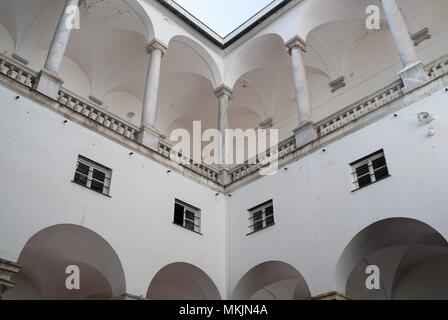 29/04/2018: Genua (Italien) Ansicht des Palazzo Ducale, das jetzt als Museum und ein Zentrum für kulturelle Veranstaltungen und Ausstellungen. / Vista del Palacio Ducal, reconocido Museo que Alberga importantes colecciones, tanto Como permanentes itinerantes. Sonnenschirme hängen an der Oberseite der Straßen die Genua" als touristische Attraktion. /Paraguas colgados en las Calles del centro de la Ciudad de GÃ©nova Como reclamo turÃ-stico. Die Städte in Murcia und Genua sind verzwillingt und somit touristischen und kommerziellen Projekte fördern. Am vergangenen 30. April der Bürgermeister von Murcia, José Ballesta und der Bürgermeister der Itali Stockfoto