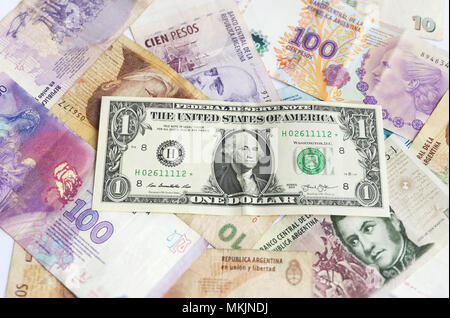 Stadt Buenos Aires, Buenos Aires, Argentinien. 8. Mai, 2018. Währung Dollar USA-Peso Argentino Credit: Julieta Ferrario/ZUMA Draht/Alamy leben Nachrichten Stockfoto