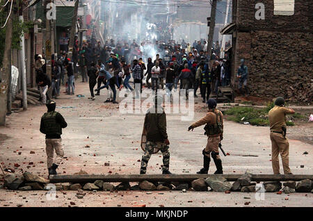 Srinagar, Jammu und Kaschmir. 8. Mai, 2018. n Polizisten sind bei Zusammenstößen in Srinagar, die Hauptstadt des n kontrollierten Kaschmir am 08.Mai 2018 gesehen. Die Polizei feuerte Tränengas Kanister, Pellets und Blendgranaten der wütenden Menge zu zerstreuen. Massive anti - Unruhen ausbrechen in Srinagar nach der Ermordung von 10 Menschen, darunter fünf Rebellen und fünf Zivilisten durch n Sicherheitskräfte in Kaschmir am Sonntag, 06.Mai. Credit: Faisal Khan/ZUMA Draht/Alamy leben Nachrichten Stockfoto