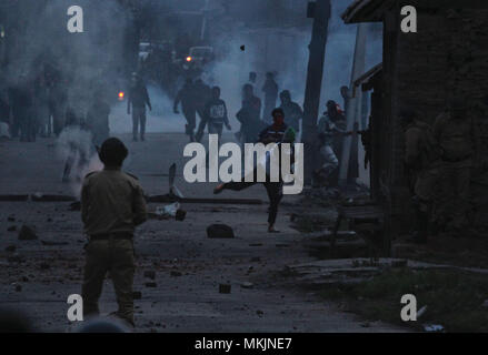 Srinagar, Jammu und Kaschmir. 8. Mai, 2018. Kaschmir Demonstranten werfen Steine auf n Polizei in Srinagar, die Hauptstadt des n kontrollierten Kaschmir am 08.Mai 2018. Die Polizei feuerte Tränengas Kanister, Pellets und Blendgranaten der wütenden Menge zu zerstreuen. Massive anti - Unruhen ausbrechen in Srinagar nach der Ermordung von 10 Menschen, darunter fünf Rebellen und fünf Zivilisten durch n Sicherheitskräfte in Kaschmir am Sonntag, 06.Mai. Credit: Faisal Khan/ZUMA Draht/Alamy leben Nachrichten Stockfoto