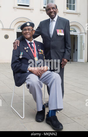 London, UK, 8. Mai 2018 WWII Veterane Allan Wilmot und Neil Flanigan MBE am Schwarzen kulturelle Archive während der afrikanischen und karibischen Kriegerdenkmal markiert den 74. Jahrestag der alliierten Sieg über den Faschismus in Europa und die erste schwarze Festakt gehalten war der afrikanischen und karibischen Soldaten, die im Zweiten Weltkrieg gekämpft haben zu ehren. . Credit: Thabo Jaiyesimi/Alamy leben Nachrichten Stockfoto