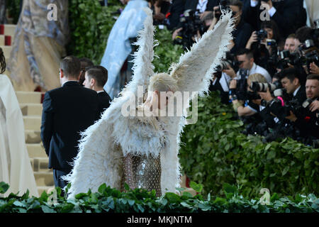 New York, USA. 7. Mai 2018. Katy Perry besucht "Himmelskörper: Fashion & die Katholische Imagination', die 2018 Kostüm Institut profitieren im Metropolitan Museum der Kunst am 7. Mai 2018 in New York City. Credit: Erik Pendzich/Alamy leben Nachrichten Stockfoto