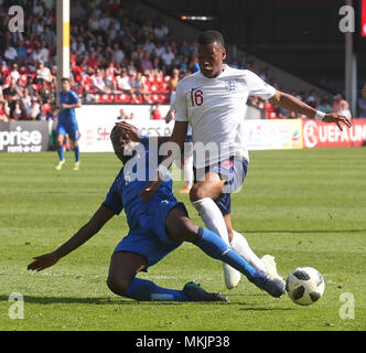 Walsall, Großbritannien. 7. Mai 2018. Paolo Gozzi Iweru Italiens und Rayhaan Tulloch von England in Aktion während der 2018 UEFA U-17 Meisterschaft Gruppe eine Übereinstimmung zwischen England und Italien bei Bescot Stadium am 7. Mai 2018 in Birmingham, England. (Credit: PHC Images/Alamy leben Nachrichten Stockfoto