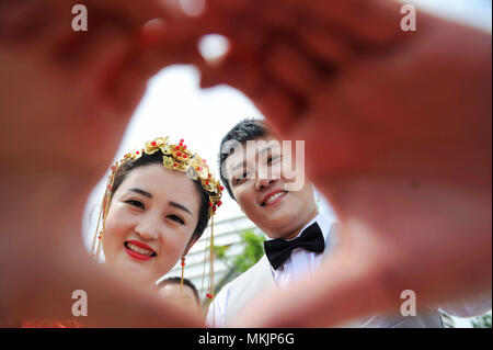 Qingdao, China. 8. Mai, 2018. 30 Paare an einer Gruppe Hochzeit in Qingdao, in der ostchinesischen Provinz Shandong. Credit: SIPA Asien/ZUMA Draht/Alamy leben Nachrichten Stockfoto