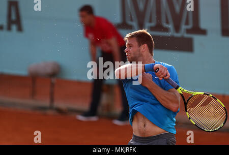 Madrid, Spanien. 8. Mai 2018. Ryan Harrison von USA liefert den Ball zu Guillermo García López von Spanien in der 2. Runde bei Tag vier der Mutua Madrid Open Tennisturnier auf dem Caja Magica. Credit: SOPA Images Limited/Alamy leben Nachrichten Stockfoto