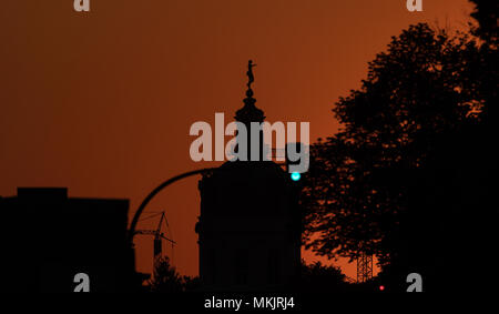 Berlin, Deutschland. 08 Mai, 2018. 08 Mai 2018, Deutschland, Berlin: Die Sonne hinter Schloss Charlottenburg und tinging der Himmel rot. Credit: Paul Zinken/dpa/Alamy leben Nachrichten Stockfoto