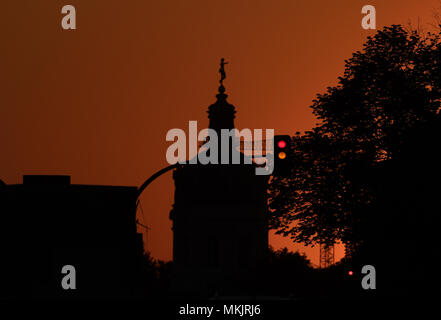 Berlin, Deutschland. 08 Mai, 2018. 08 Mai 2018, Deutschland, Berlin: Die Sonne hinter Schloss Charlottenburg und tinging der Himmel rot. Credit: Paul Zinken/dpa/Alamy leben Nachrichten Stockfoto