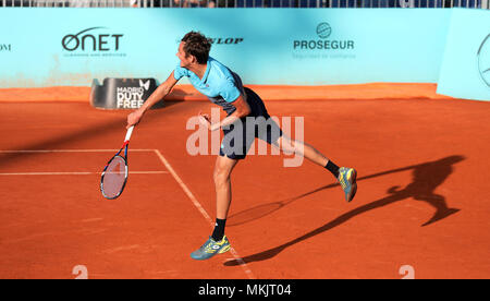 Madrid, Spanien. 8. Mai, 2018. Daniel Medwedew Russlands dient der Kyle Edmund von Großbritannien die 2. Runde bei Tag vier der Mutua Madrid Open Tennisturnier auf dem Caja Magica. Credit: Manu Reino/SOPA Images/ZUMA Draht/Alamy leben Nachrichten Stockfoto