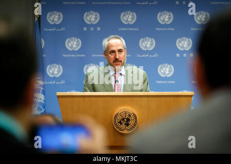 (180508) - der Vereinten Nationen, 8. Mai 2018 (Xinhua) - Stephane Dujarric, Sprecher der Vereinten Nationen Generalsekretär - Allgemeine, liest der Vereinten Nationen, Antonio Guterres' Aussage über den Rückzug der USA aus dem Iran nuclear Deal auf das UN-Hauptquartier in New York, am 8. Mai 2018. Antonio Guterres am Dienstag äußerte "tiefe Besorgnis" über die Entscheidung der US-Präsident Donald Trump Amerika aus dem Iran 2015 nuklearer Deal zu ziehen. (Xinhua/Li Muzi) Stockfoto