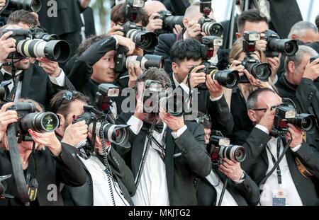 Cannes, Frankreich. 8. Mai, 2018. Red Carpet Fotografen Cannes Film Festival Todos Lo Saben, Opening Night Premiere. 71 St Cannes Film Festival Cannes, Frankreich, 08. Mai 2018 Dja 439 Credit: Allstar Bildarchiv/Alamy leben Nachrichten Stockfoto