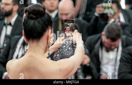 Cannes, Frankreich. 8. Mai, 2018. Gast bricht keine selfie Regel 71 St Cannes Film Festival Todos Lo Saben, Opening Night Premiere. 71 St Cannes Film Festival Cannes, Frankreich, 08. Mai 2018 Dja 440 Credit: Allstar Bildarchiv/Alamy leben Nachrichten Stockfoto