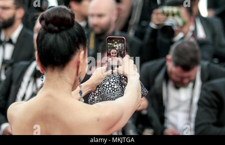 Cannes, Frankreich. 8. Mai, 2018. Gast bricht keine selfie Regel 71 St Cannes Film Festival Todos Lo Saben, Opening Night Premiere. 71 St Cannes Film Festival Cannes, Frankreich, 08. Mai 2018 Dja 441 Credit: Allstar Bildarchiv/Alamy leben Nachrichten Stockfoto