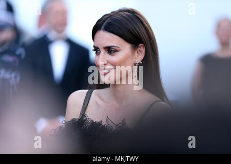 Cannes, Frankreich. 8. Mai, 2018. Schauspielerin Penelope Cruz besucht die Siebung der Film "Jeder weiß" und der eröffnungsgala während der 71St Cannes Film Festival im Palais des Festivals in Cannes, Frankreich, am 8. Mai 2018. Die 71. Filmfestspielen von Cannes wird von 8. Mai bis 19. Mai statt. Credit: Luo Huanhuan/Xinhua/Alamy leben Nachrichten Stockfoto