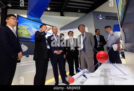 Amman, Jordanien. 8. Mai, 2018. Jordaniens Prinz Faisal bin Al Hussein (3. L) besuche einen Stand von einem chinesischen Aussteller auf der 12 Special Operations Forces Ausstellung (SOFEX) in Amman, Jordanien, am 8. Mai 2018. Der 12 Special Operations Forces Ausstellung begann am Dienstag mit der Teilnahme von mehr als 350 Unternehmen aus 35 Ländern, die staatliche Nachrichtenagentur Petra berichtet. Credit: Mohammad Abu Ghosh/Xinhua/Alamy leben Nachrichten Stockfoto