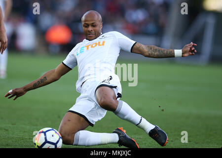 Swansea, Wales, UK. 8. Mai, 2018. Andre Ayew von Swansea City in Aktion. Premier League match, Swansea City v Southampton an der Liberty Stadium in Swansea, Südwales am Dienstag, den 8. Mai 2018. Dieses Bild dürfen nur für redaktionelle Zwecke verwendet werden. Nur die redaktionelle Nutzung, eine Lizenz für die gewerbliche Nutzung erforderlich. Keine Verwendung in Wetten, Spiele oder einer einzelnen Verein/Liga/player Publikationen. pic von Andrew Obstgarten/Andrew Orchard sport Fotografie/Alamy leben Nachrichten Stockfoto