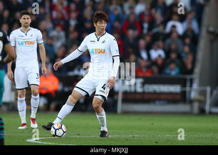 Swansea, Wales, UK. 8. Mai, 2018. Ki Sung-Yueng von Swansea City in Aktion. Premier League match, Swansea City v Southampton an der Liberty Stadium in Swansea, Südwales am Dienstag, den 8. Mai 2018. Dieses Bild dürfen nur für redaktionelle Zwecke verwendet werden. Nur die redaktionelle Nutzung, eine Lizenz für die gewerbliche Nutzung erforderlich. Keine Verwendung in Wetten, Spiele oder einer einzelnen Verein/Liga/player Publikationen. pic von Andrew Obstgarten/Andrew Orchard sport Fotografie/Alamy leben Nachrichten Stockfoto