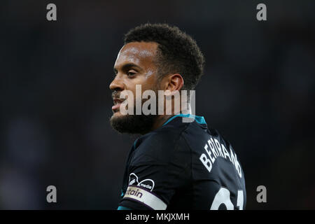 Swansea, Wales, UK. 8. Mai, 2018. Ryan Bertrand von Southampton. Premier League match, Swansea City v Southampton an der Liberty Stadium in Swansea, Südwales am Dienstag, den 8. Mai 2018. Dieses Bild dürfen nur für redaktionelle Zwecke verwendet werden. Nur die redaktionelle Nutzung, eine Lizenz für die gewerbliche Nutzung erforderlich. Keine Verwendung in Wetten, Spiele oder einer einzelnen Verein/Liga/player Publikationen. pic von Andrew Obstgarten/Andrew Orchard sport Fotografie/Alamy leben Nachrichten Stockfoto