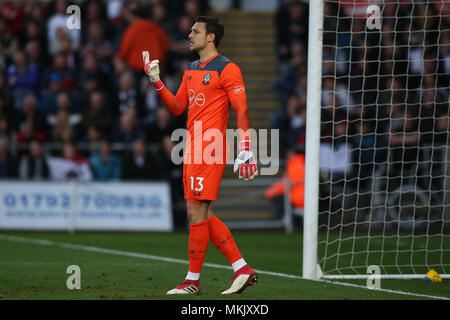 Swansea, Wales, UK. 8. Mai, 2018. Alex McCarthy, der torwart von Southampton. Premier League match, Swansea City v Southampton an der Liberty Stadium in Swansea, Südwales am Dienstag, den 8. Mai 2018. Dieses Bild dürfen nur für redaktionelle Zwecke verwendet werden. Nur die redaktionelle Nutzung, eine Lizenz für die gewerbliche Nutzung erforderlich. Keine Verwendung in Wetten, Spiele oder einer einzelnen Verein/Liga/player Publikationen. pic von Andrew Obstgarten/Andrew Orchard sport Fotografie/Alamy leben Nachrichten Stockfoto