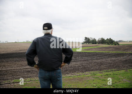 (180509) - Iowa, 9. Mai 2018 (Xinhua) - Rick Kimberley schaut auf das Feld auf seiner Farm in der Nähe von Des Moines, der Hauptstadt von Iowa State, 3. Mai 2018. Rick und sein Sohn, Grant, wachsen mehr als 4.000 Hektar Mais und Sojabohnen mit ein paar Angestellt Hände und massive kombiniert, deren Computer genau verfolgen Ertrag, Feuchtigkeit und andere wichtige Statistiken für jede Zeile und Akko. Hat er nach China 15 Mal in den letzten Jahren über Precision Farming und andere Tricks seines Handels zu sprechen, zu einem Botschafter für die moderne Landwirtschaft in China. Wie bei der gegenwärtigen handelspolitischen Spannungen zwischen den Vereinigten Staaten und China, Stockfoto