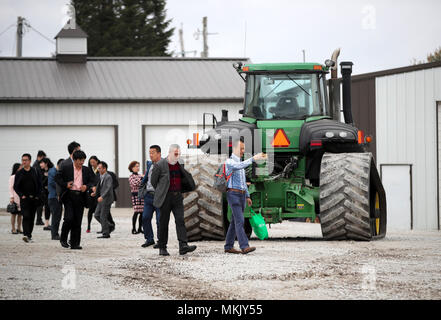 (180509) - Iowa, 9. Mai 2018 (Xinhua) - Besucher aus der Chinesischen Provinz Guangdong herum Rick Kimberley's Farm in der Nähe von Des Moines, der Hauptstadt von Iowa State, 3. Mai 2018. Rick und sein Sohn, Grant, wachsen mehr als 4.000 Hektar Mais und Sojabohnen mit ein paar Angestellt Hände und massive kombiniert, deren Computer genau verfolgen Ertrag, Feuchtigkeit und andere wichtige Statistiken für jede Zeile und Akko. Hat er nach China 15 Mal in den letzten Jahren über Precision Farming und andere Tricks seines Handels zu sprechen, zu einem Botschafter für die moderne Landwirtschaft in China. Wie bei der gegenwärtigen handelspolitischen Spannungen zwisch Stockfoto