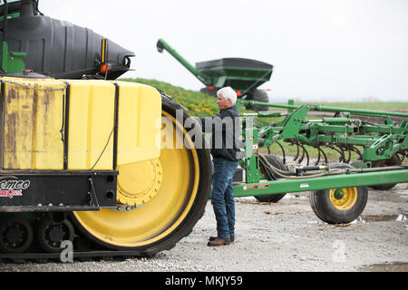 (180509) - Iowa, 9. Mai 2018 (Xinhua) - Rick Kimberley prüft eine landwirtschaftliche Maschine auf seiner Farm in der Nähe von Des Moines, der Hauptstadt von Iowa State, 3. Mai 2018 kombinieren. Rick und sein Sohn, Grant, wachsen mehr als 4.000 Hektar Mais und Sojabohnen mit ein paar Angestellt Hände und massive kombiniert, deren Computer genau verfolgen Ertrag, Feuchtigkeit und andere wichtige Statistiken für jede Zeile und Akko. Hat er nach China 15 Mal in den letzten Jahren über Precision Farming und andere Tricks seines Handels zu sprechen, zu einem Botschafter für die moderne Landwirtschaft in China. Wie bei der gegenwärtigen handelspolitischen Spannungen zwischen den Vereinigten Stat Stockfoto