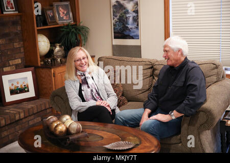 (180509) - Iowa, 9. Mai 2018 (Xinhua) - Rick Kimberley Gespräche mit seiner Frau Martha Kimberley in seiner Residenz auf seiner Farm in der Nähe von Des Moines, der Hauptstadt von Iowa State, 3. Mai 2018. Rick und sein Sohn, Grant, wachsen mehr als 4.000 Hektar Mais und Sojabohnen mit ein paar Angestellt Hände und massive kombiniert, deren Computer genau verfolgen Ertrag, Feuchtigkeit und andere wichtige Statistiken für jede Zeile und Akko. Hat er nach China 15 Mal in den letzten Jahren über Precision Farming und andere Tricks seines Handels zu sprechen, zu einem Botschafter für die moderne Landwirtschaft in China. Wie bei der gegenwärtigen handelspolitischen Spannungen werden Stockfoto