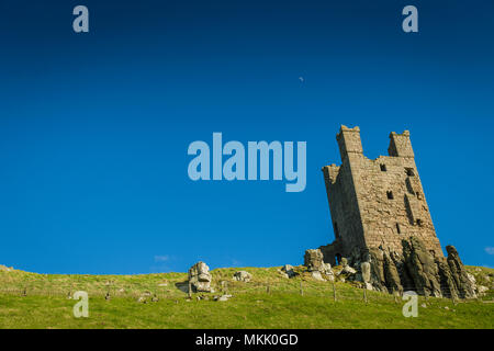 Lilburn Tower, Dunstanburgh Castle, Northumberland, Großbritannien. Stockfoto