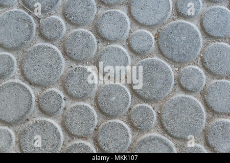 Runde großen grauen Steinplatten verlegt eine Etage Stockfoto