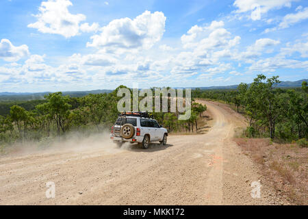 4x4 Nissan Patrol Auto Fahren im Gelände auf einem Feldweg mit Staub fliegen, Richtung Maytown, Far North Queensland, FNQ, QLD, Australien Stockfoto