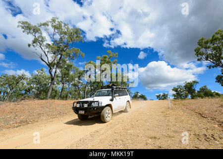 4x4 Nissan Patrol Auto Fahren im Gelände auf einem Feldweg in Richtung Maytown, Far North Queensland, FNQ, QLD, Australien gehen Stockfoto