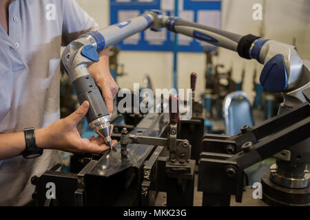 Inspektion Operator ist die Lücke und Dimension teil in Car Factory prüfen Stockfoto