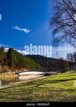 Fluss Poprad im Frühjahr in der Nähe von Piwniczna-Zdroj Stadt, Polen. Brücke über den Fluss. Stockfoto