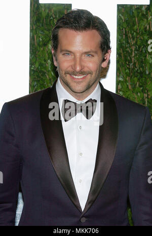 Bradley Cooper 012 an die Vanity Fair Oscar Partei 2012 anreisen - im Sunset Tower Hotel in Los Angeles. Bradley Cooper 012 Red Carpet Event, Vertikal, USA, Filmindustrie, Prominente, Fotografie, Bestof, Kunst, Kultur und Unterhaltung, Topix Prominente Fashion/Vertikal, Besten, Event in Hollywood Leben - Kalifornien, Roter Teppich und backstage, USA, Film, Stars, Film Stars, TV Stars, Musik, Promis, Fotografie, Bestof, Kunst, Kultur und Unterhaltung, Topix, headshot, vertikal, eine Person aus dem Jahr 2012, Anfrage tsuni@Gamma-USA.com Stockfoto