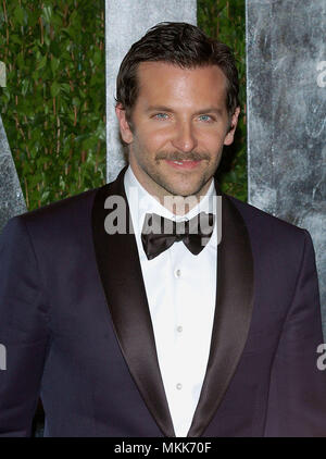 Bradley Cooper 013 an die Vanity Fair Oscar Partei 2012 anreisen - im Sunset Tower Hotel in Los Angeles. Bradley Cooper 013 Red Carpet Event, Vertikal, USA, Filmindustrie, Prominente, Fotografie, Bestof, Kunst, Kultur und Unterhaltung, Topix Prominente Fashion/Vertikal, Besten, Event in Hollywood Leben - Kalifornien, Roter Teppich und backstage, USA, Film, Stars, Film Stars, TV Stars, Musik, Promis, Fotografie, Bestof, Kunst, Kultur und Unterhaltung, Topix, headshot, vertikal, eine Person aus dem Jahr 2012, Anfrage tsuni@Gamma-USA.com Stockfoto