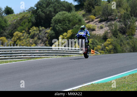 ITA 46 Valentino Rossi MotoGP wheelie, auf der Rückseite, der gerade in die Angel Nieto Rennstrecke in Jerez de la Frontera, am Samstag, den 5. Mai 2018 Stockfoto