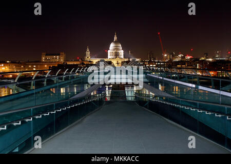 Saint Pauls Kathedrale und die Millennium Bridge, London, bei Nacht Stockfoto