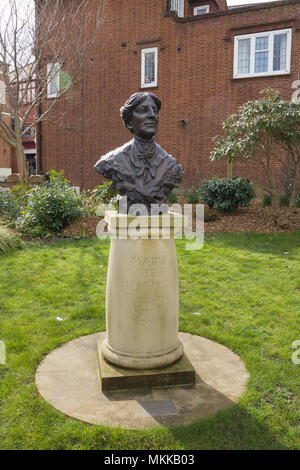 Die Mary Webb Denkmal außerhalb der öffentlichen Bibliothek in Shrewsbury, Shropshire. Zum Gedenken an die englischen romantischen Schriftsteller und Dichter Stockfoto