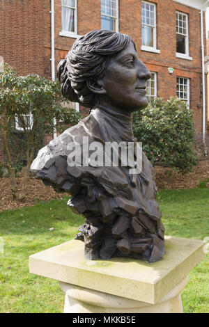 Die Mary Webb Denkmal außerhalb der öffentlichen Bibliothek in Shrewsbury, Shropshire. Zum Gedenken an die englischen romantischen Schriftsteller und Dichter Stockfoto