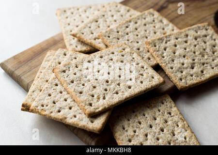 Stapel von Honig aromatisiert graham Cracker auf Holz- Oberfläche. Gesunde Snacks. Stockfoto