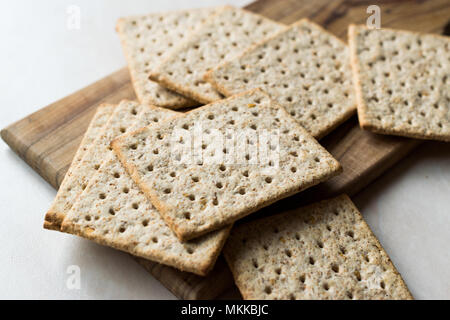 Stapel von Honig aromatisiert graham Cracker auf Holz- Oberfläche. Gesunde Snacks. Stockfoto