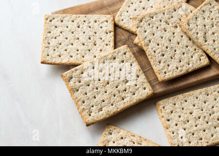 Stapel von Honig aromatisiert graham Cracker auf Holz- Oberfläche. Gesunde Snacks. Stockfoto